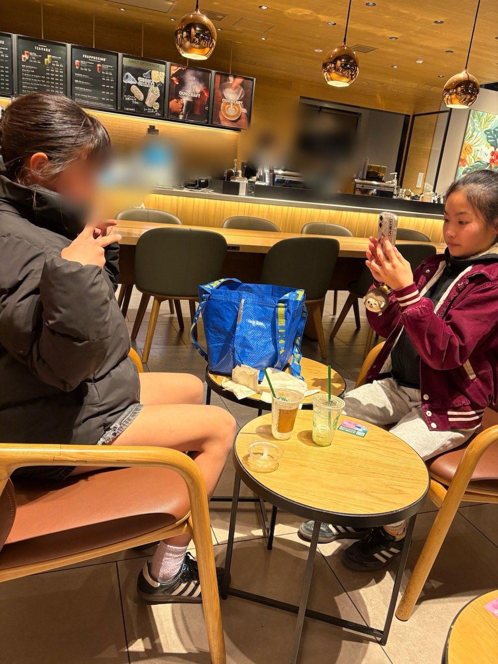 ブラック系のパーカー、グレー系のスウェットパンツ、ブラック系のスニーカーを着用したキッズの春コーディネートの2枚目の写真