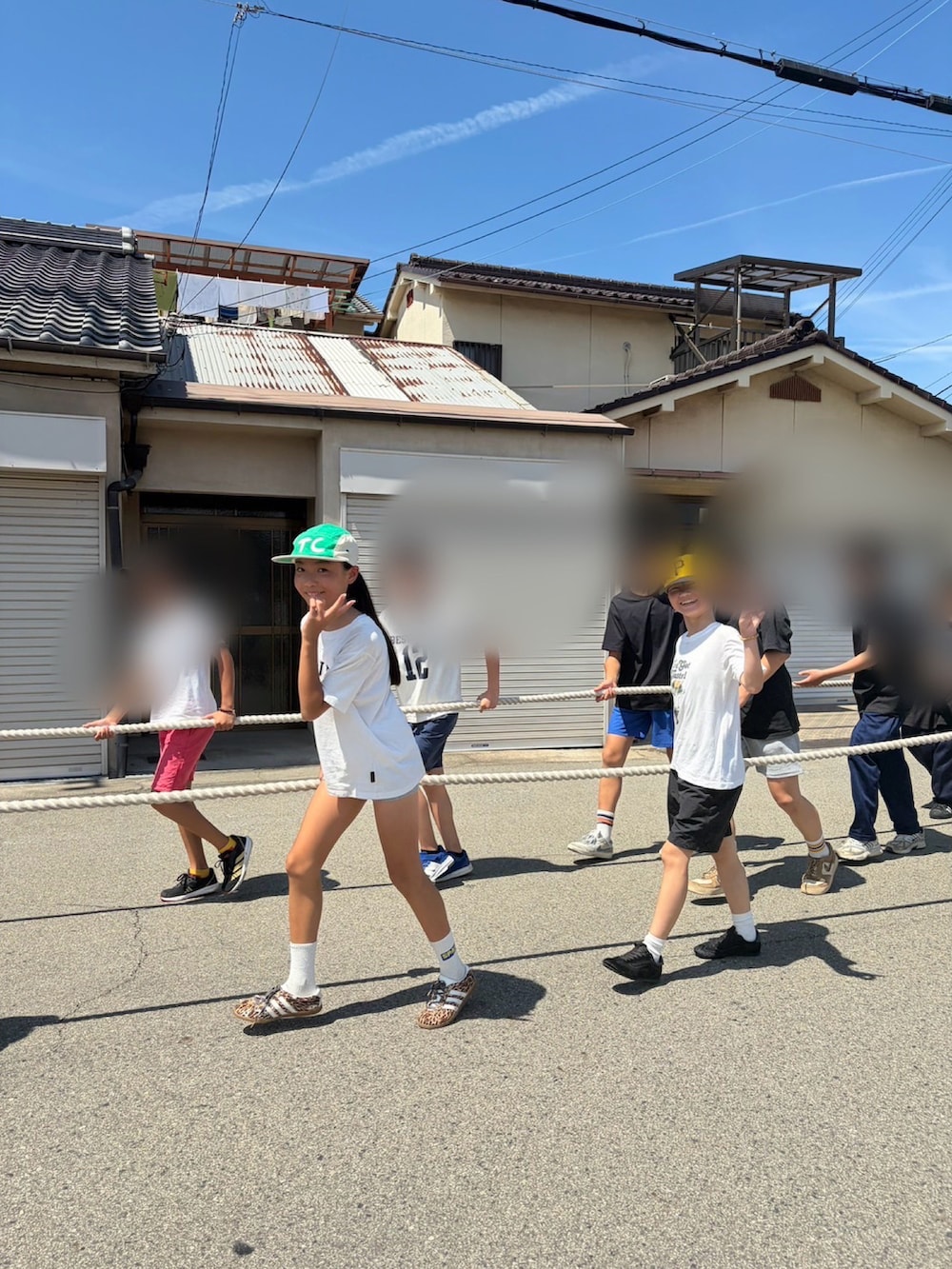 ブラウン系のスニーカー、グレー系のその他パンツ、ホワイト系のTシャツ/カットソーを着用したキッズの夏コーディネートの2枚目の写真