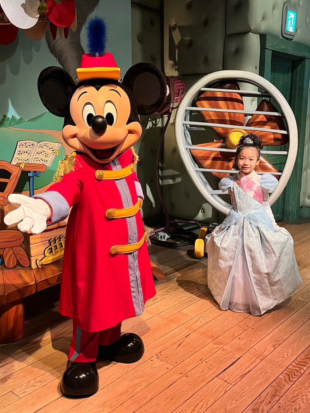 ブルー系のドレス、ホワイト系のその他トップス、ホワイト系のその他を着用したキッズの春コーディネートの4枚目の写真