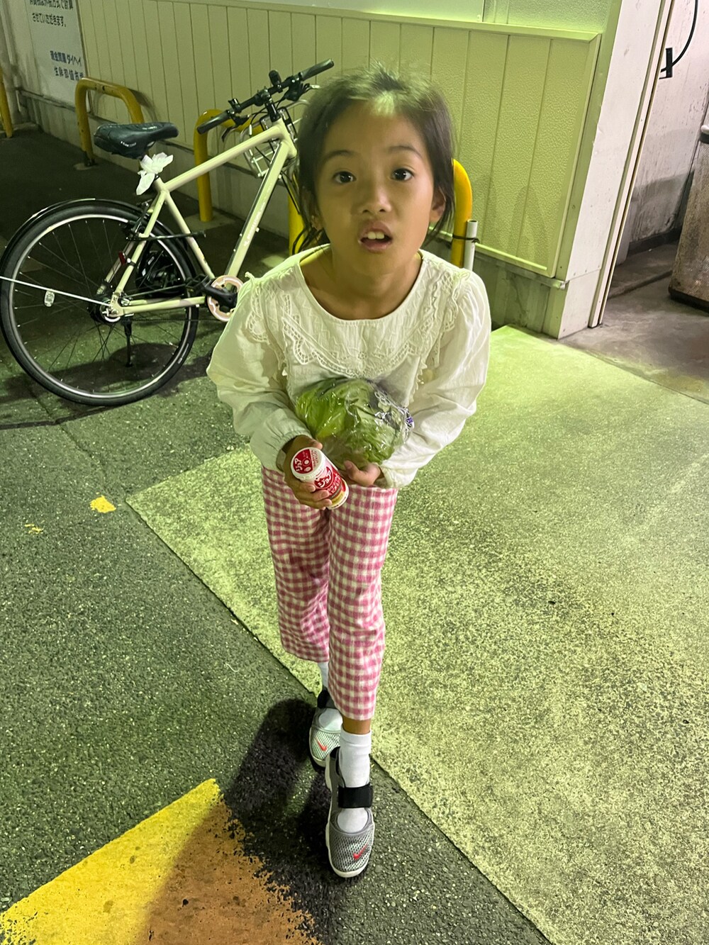 ピンク系のパンツ、ホワイト系のシャツ/ブラウス、グレー系のサンダルを着用したキッズの秋コーディネートの2枚目の写真