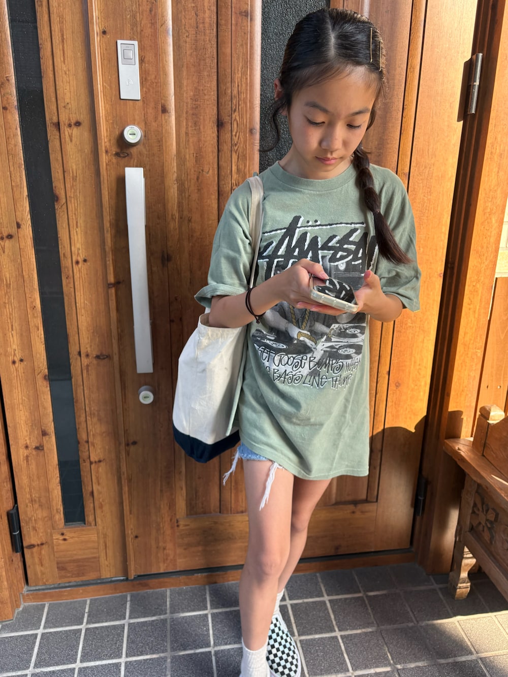 ブルー系のスリッポン、グリーン系のTシャツ/カットソーを着用したキッズの春コーディネートの2枚目の写真
