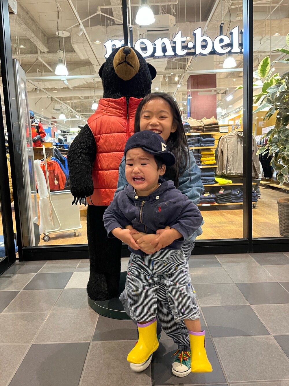 ブルー系のパンツ、グリーン系のスニーカー、ホワイト系のスウェットを着用したキッズの秋コーディネートの4枚目の写真