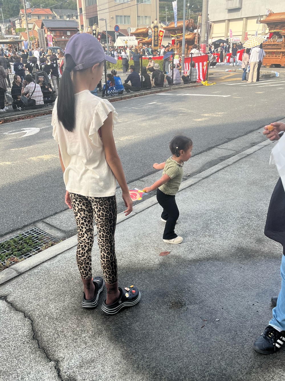 ブラック系のその他シューズ、ホワイト系のTシャツ/カットソー、ベージュ系のソックス/靴下を着用したキッズの秋コーディネートの2枚目の写真