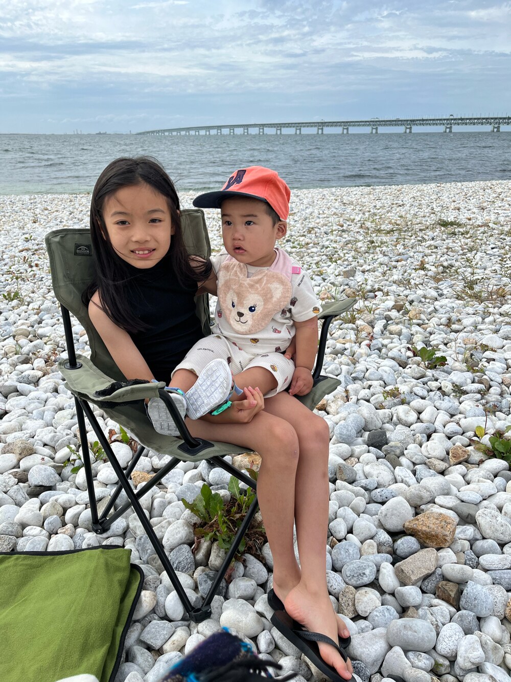 ブラック系のその他パンツ、ブラック系のトップス、ブラック系のビーチサンダルを着用したキッズの春コーディネートの2枚目の写真