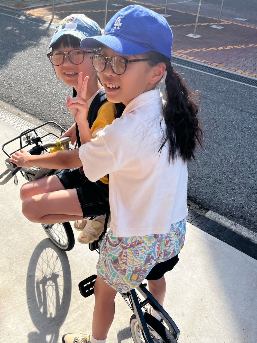 ホワイト系のポロシャツ、その他のその他パンツ、ブラック系のビーチサンダルを着用したキッズの夏コーディネートの2枚目の写真