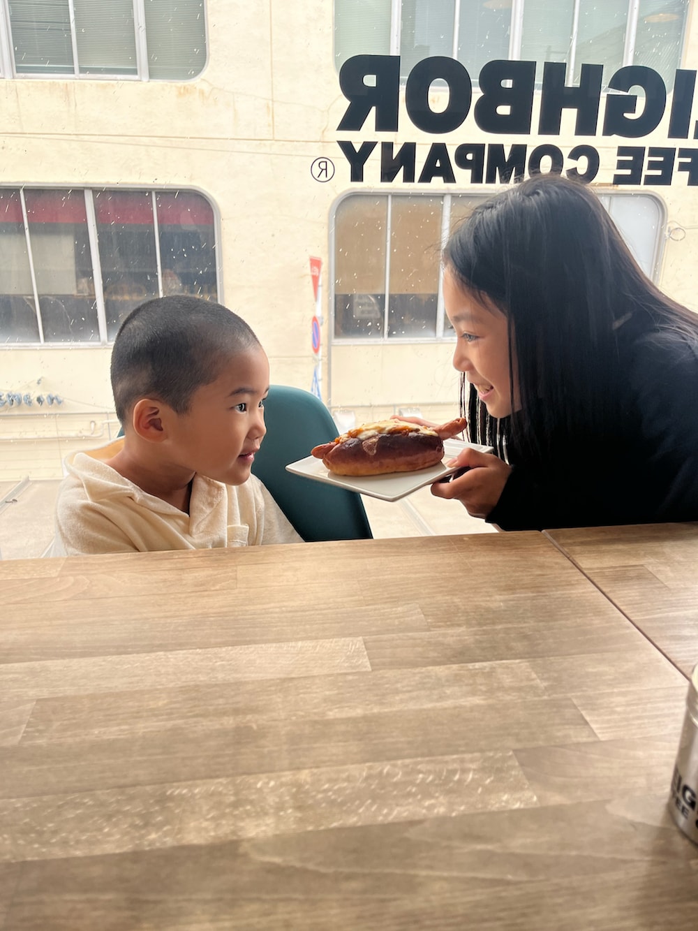 ブラック系のパーカー、ピンク系のサンダル、ブラック系のレギンス/スパッツを着用したキッズの夏コーディネートの5枚目の写真