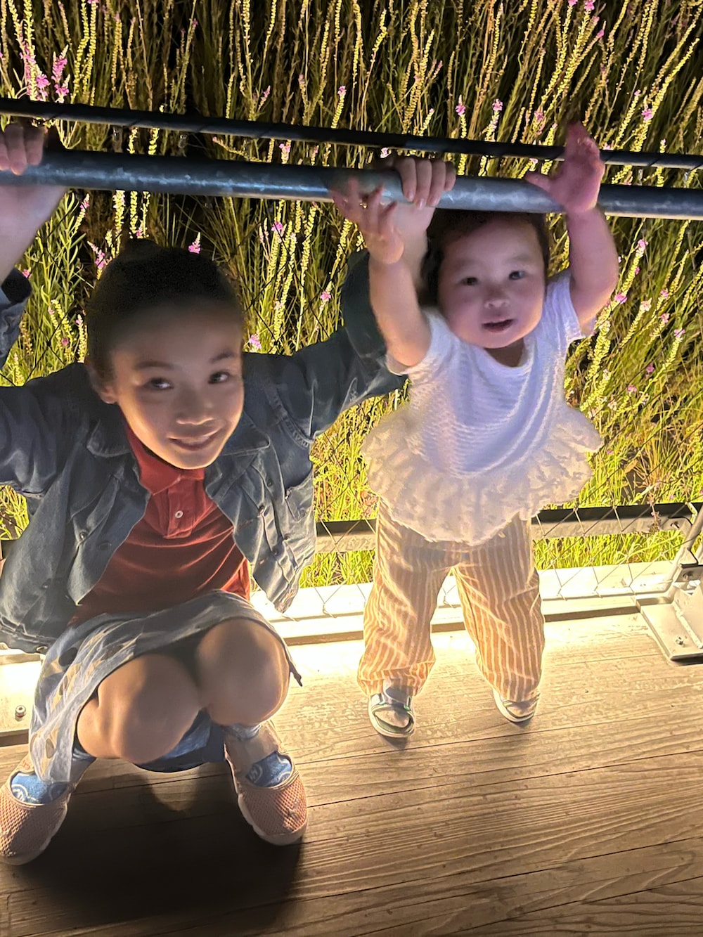 レッド系のポロシャツ、ブルー系のスカート、ピンク系のスニーカーを着用したキッズの夏コーディネートの5枚目の写真