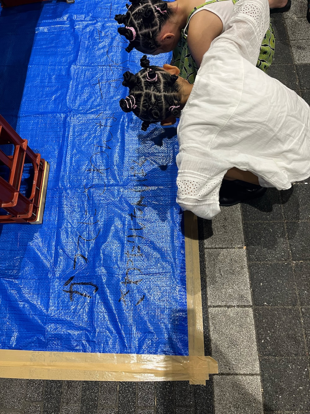 ブラック系のブーツ、ピンク系の水筒、ブラック系のその他ルームウェアを着用したキッズの秋コーディネートの3枚目の写真