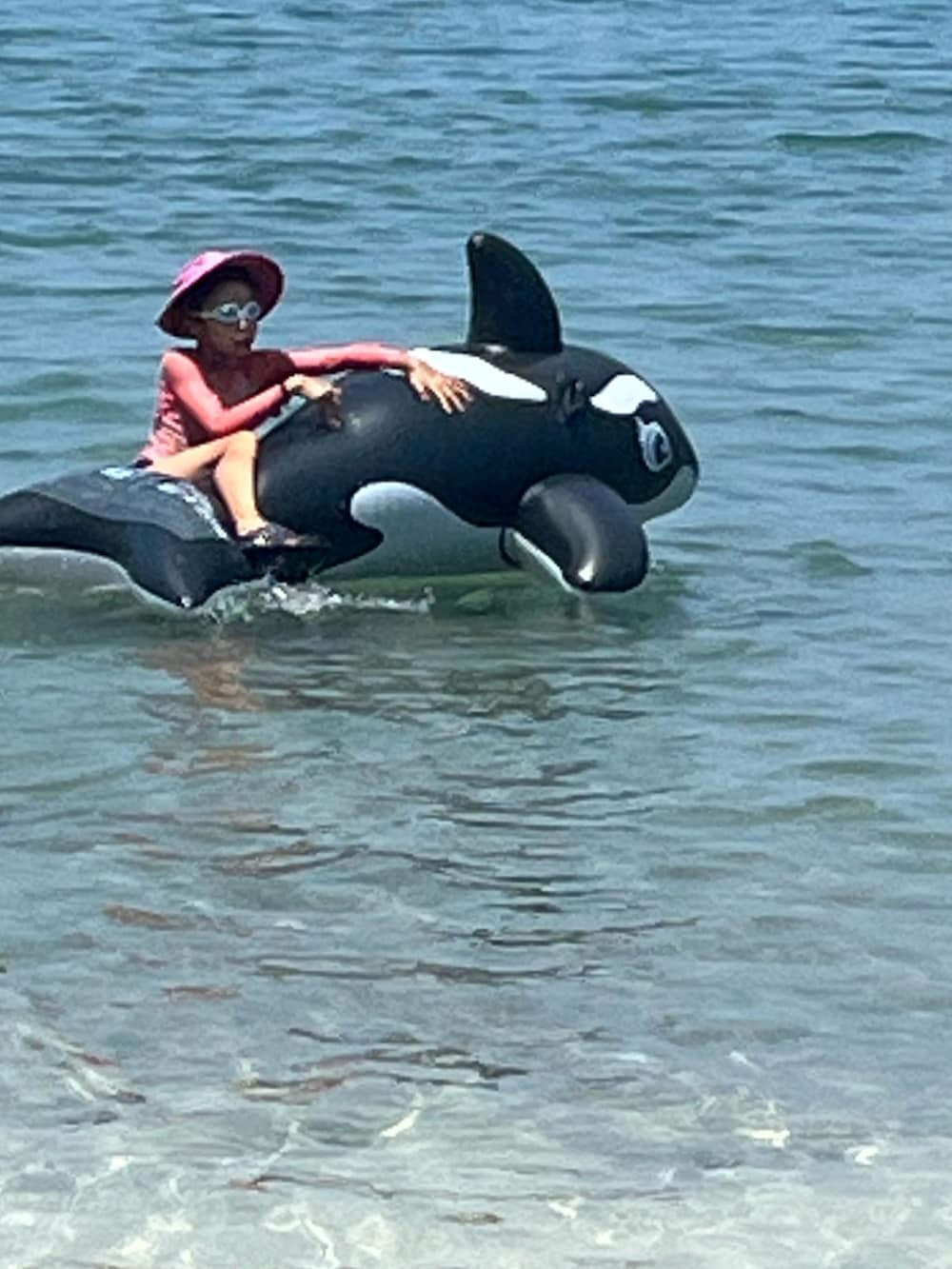 ピンク系のサンダル、グレー系のワンピース、ホワイト系のTシャツ/カットソーを着用したキッズの夏コーディネートの2枚目の写真