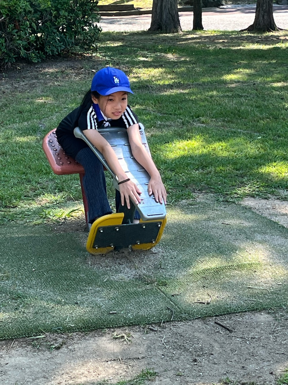 グリーン系のスリッポン、ブルー系のその他パンツ、ブラック系のワンピースを着用したキッズの夏コーディネートの2枚目の写真