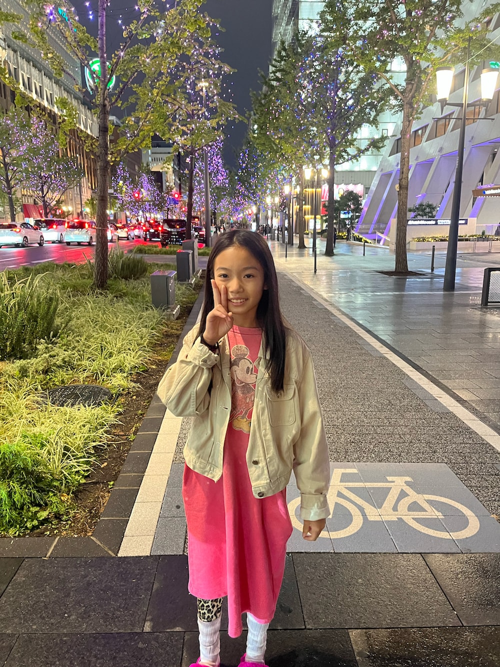 ベージュ系のデニムジャケット、ピンク系のワンピース、ピンク系のサンダルを着用したキッズの秋コーディネートの2枚目の写真