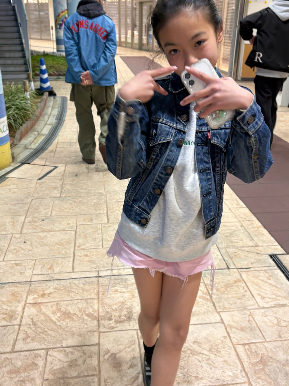 ブラック系のスニーカー、ピンク系のデニムパンツ、グレー系のスウェットを着用したキッズの春コーディネートの2枚目の写真