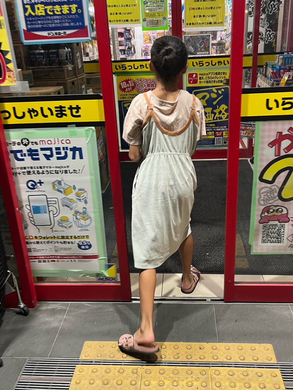 グリーン系のワンピース、ピンク系のサンダル、ピンク系のTシャツ/カットソーを着用したキッズの秋コーディネートの2枚目の写真