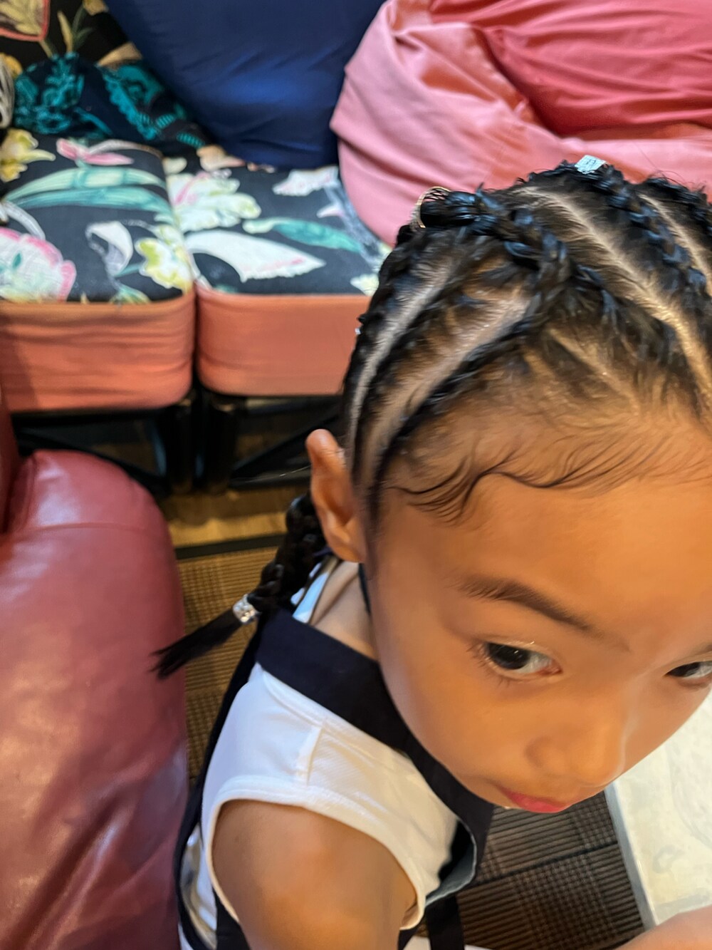 ブラック系のパンツ、ブラック系のビーチサンダル、ホワイト系のトップスを着用したキッズの秋コーディネートの3枚目の写真