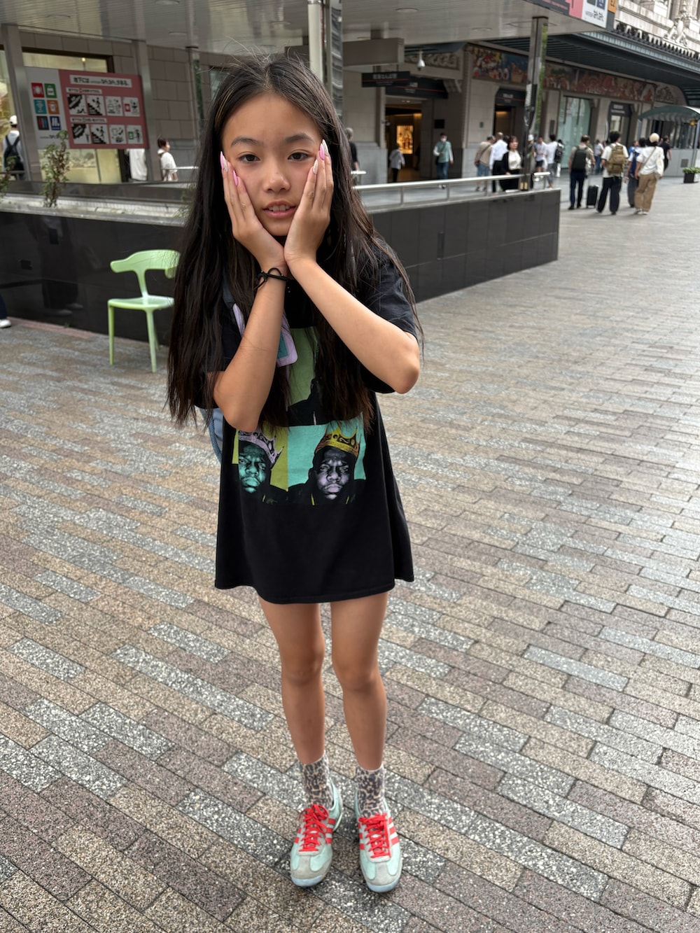 ブラック系のTシャツ/カットソー、グレー系のその他パンツ、ブルー系のスニーカーを着用したキッズの夏コーディネートの2枚目の写真