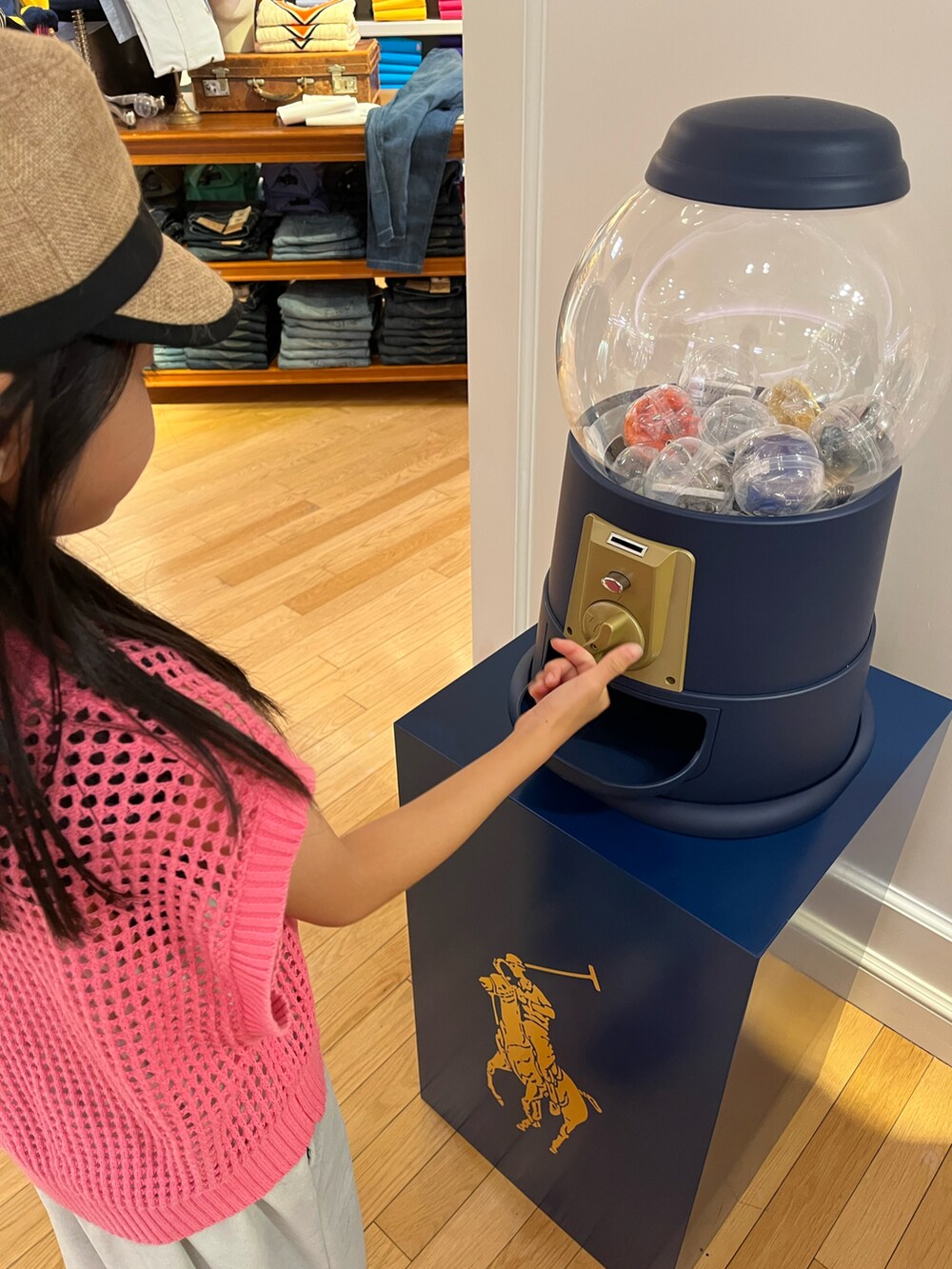 「春夏コーデ、ワンピース、メッシュニット、ビーチサンダル、ノースフェイス、休日スタイル」｜「THE NORTH FACEの【THE NORTH FACE/ノースフェイス】ハイクキャップ（キャップ、ベージュ系）」を使った、miperoさん（キッズ・130cm）の春コーディネートの3枚目の写真