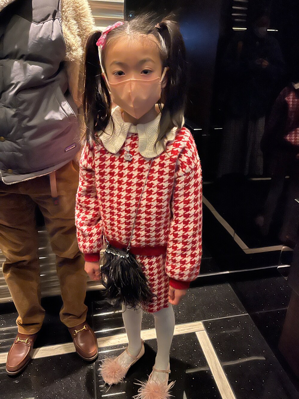 ホワイト系のニット/セーター、レッド系のその他パンツ、ブラック系のショルダーバッグを着用したキッズの春コーディネートの5枚目の写真