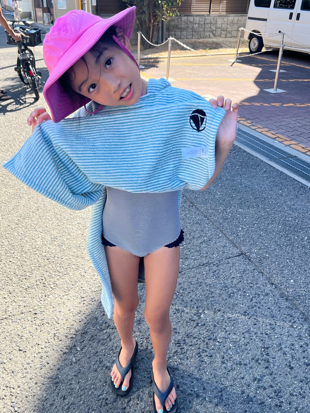 「夏コーデ、アツいコーデ全部見せ、ポンチョ、白パンツ、サンダル」｜「ZARA KIDSのアイテム（パンツ、ホワイト系）」を使った、miperoさん（キッズ・130cm）の夏コーディネートの2枚目の写真