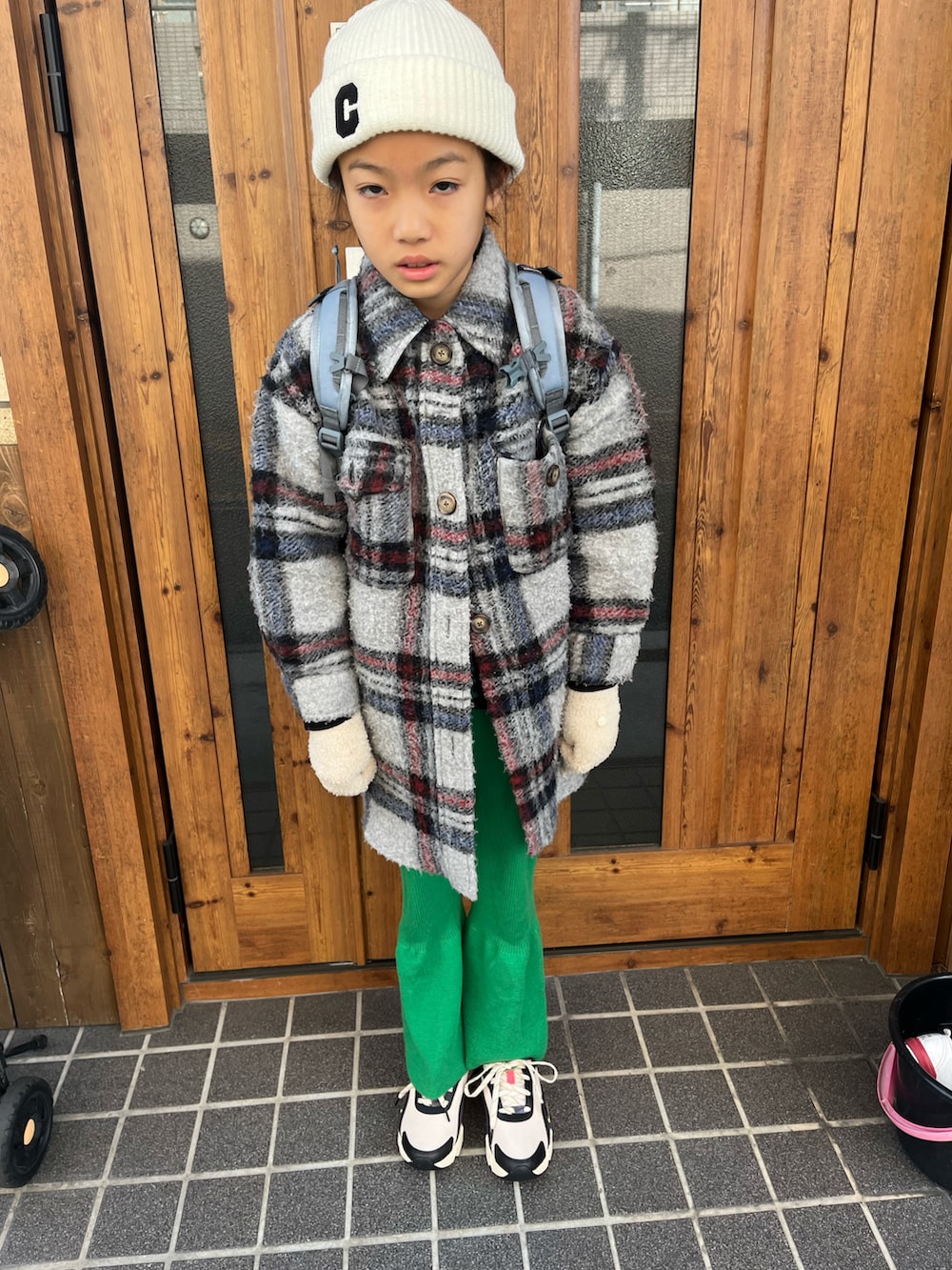 グリーン系のその他パンツ、ブラック系のニット/セーター、グリーン系のヘアバンドを着用したキッズの冬コーディネートの2枚目の写真