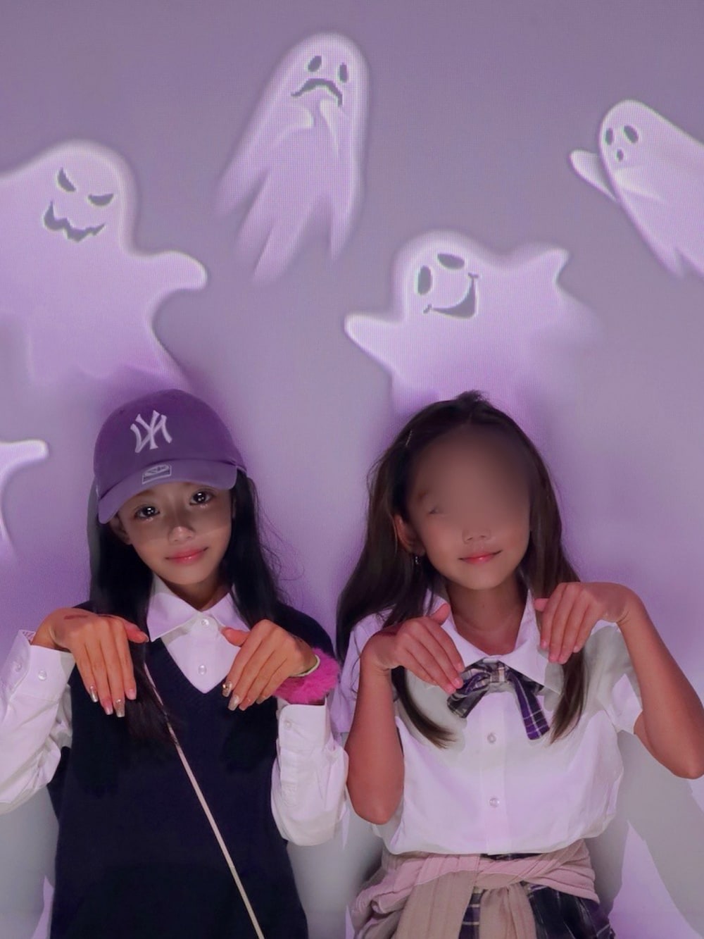 ブラック系のパーカー、ベージュ系のスカート、ブラック系のローファーを着用したキッズの秋コーディネートの4枚目の写真