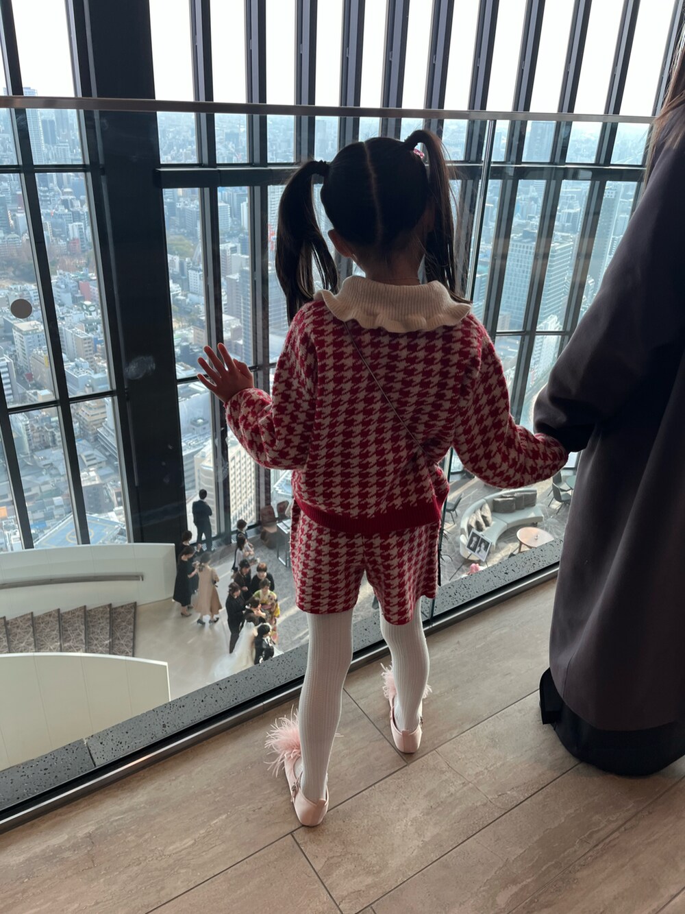 ホワイト系のニット/セーター、レッド系のその他パンツ、ブラック系のショルダーバッグを着用したキッズの春コーディネートの2枚目の写真