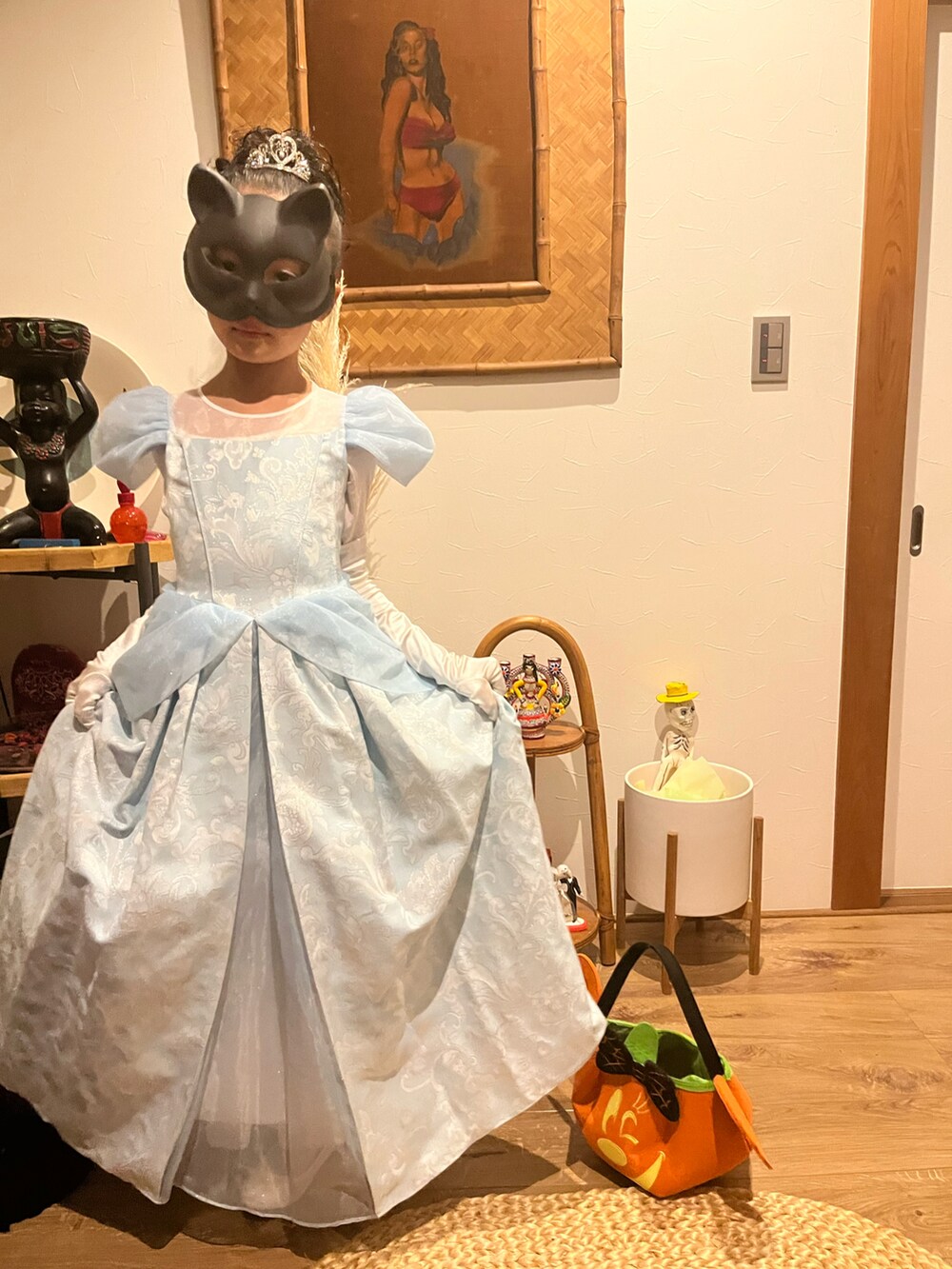 「ファッションを楽しもう、仮装、シンデレラ、古着、デニサロ、ハロウィン」｜「古着のアイテム（サロペット/オーバーオール、ブルー系）」を使った、miperoさん（キッズ・130cm）の秋コーディネートの2枚目の写真