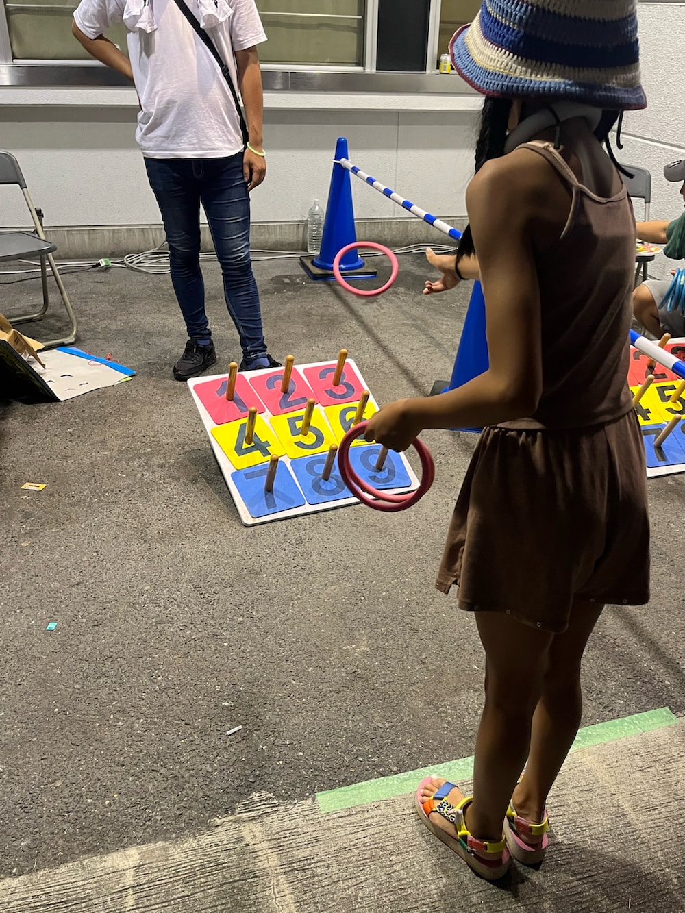 ピンク系のサンダル、ブラウン系のパンツ、ブラウン系のタンクトップを着用したキッズの夏コーディネートの3枚目の写真