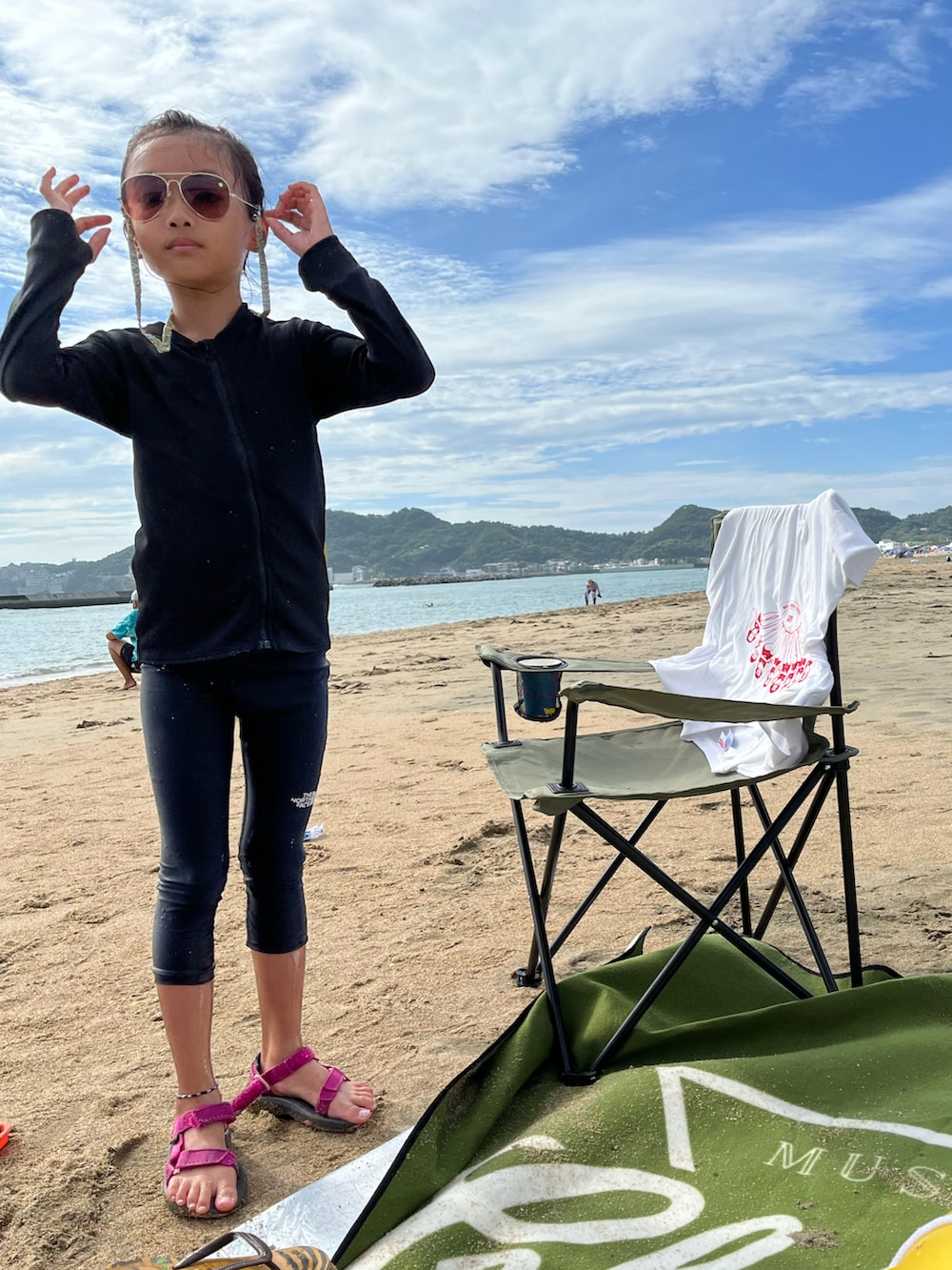 ピンク系のサンダル、ブラック系のつなぎ/オールインワン、ホワイト系のシャツ/ブラウスを着用したキッズの夏コーディネートの2枚目の写真