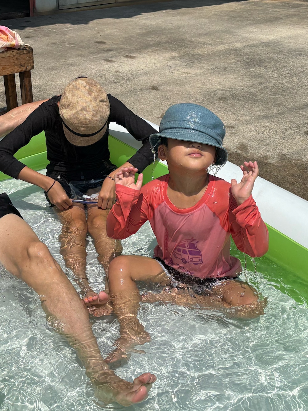 ホワイト系のTシャツ/カットソー、グレー系のパンツ、ブルー系のスニーカーを着用したキッズの夏コーディネートの2枚目の写真
