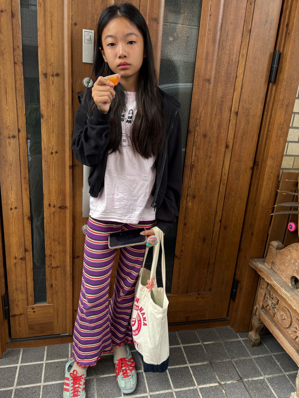 パープル系のその他パンツ、ブルー系のスニーカー、ピンク系のTシャツ/カットソーを着用したキッズの秋コーディネートの2枚目の写真