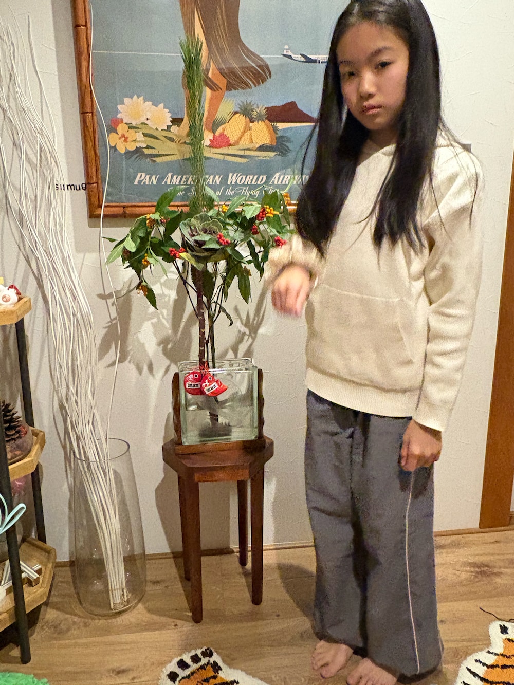 ピンク系のサンダル、グレー系のパンツ、ホワイト系のニット/セーターを着用したキッズの冬コーディネートの2枚目の写真