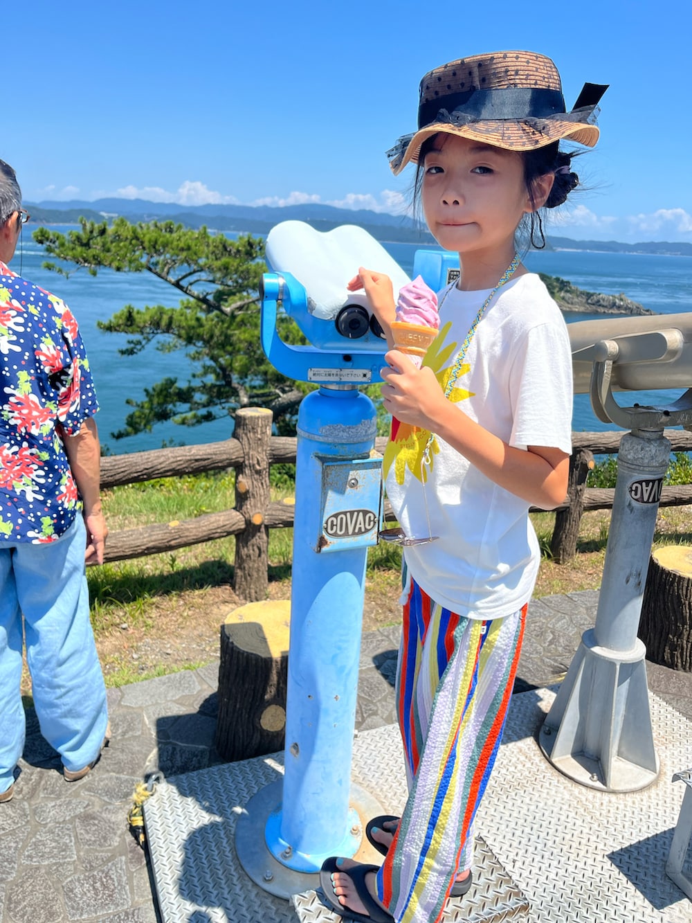 「みんなの白Tフェス、夏コーデ、旅行コーデ、パンツ、サッカー生地、ビーサン、サングラス、Tシャツ」｜「STELLA McCARTNEYのアイテム（Tシャツ/カットソー、ホワイト系）」を使った、miperoさん（キッズ・130cm）の夏コーディネートの2枚目の写真