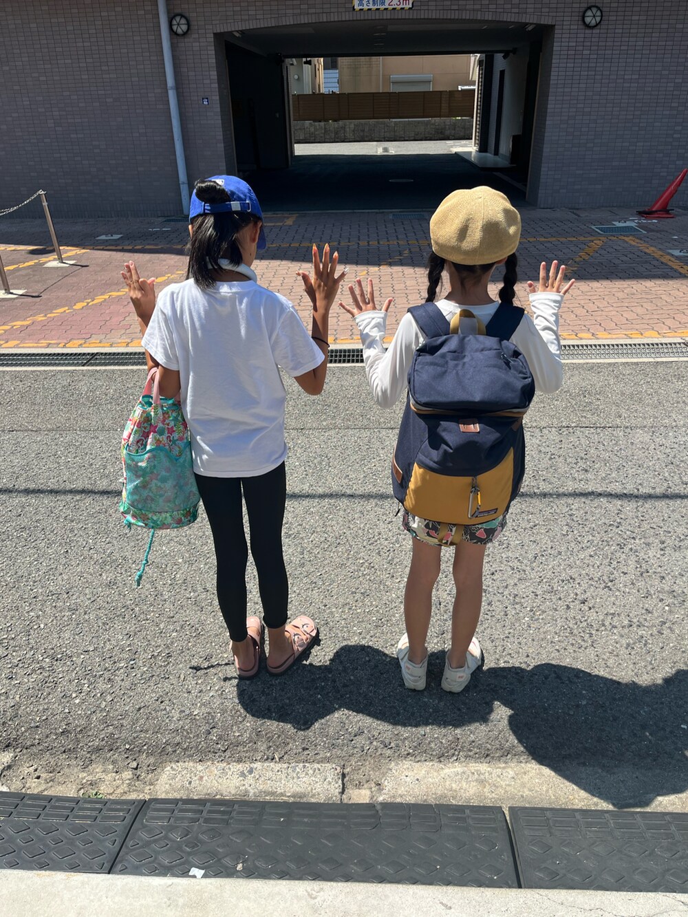 ホワイト系のTシャツ/カットソー、ホワイト系のスウェットパンツ、ピンク系のサンダルを着用したキッズの夏コーディネートの2枚目の写真