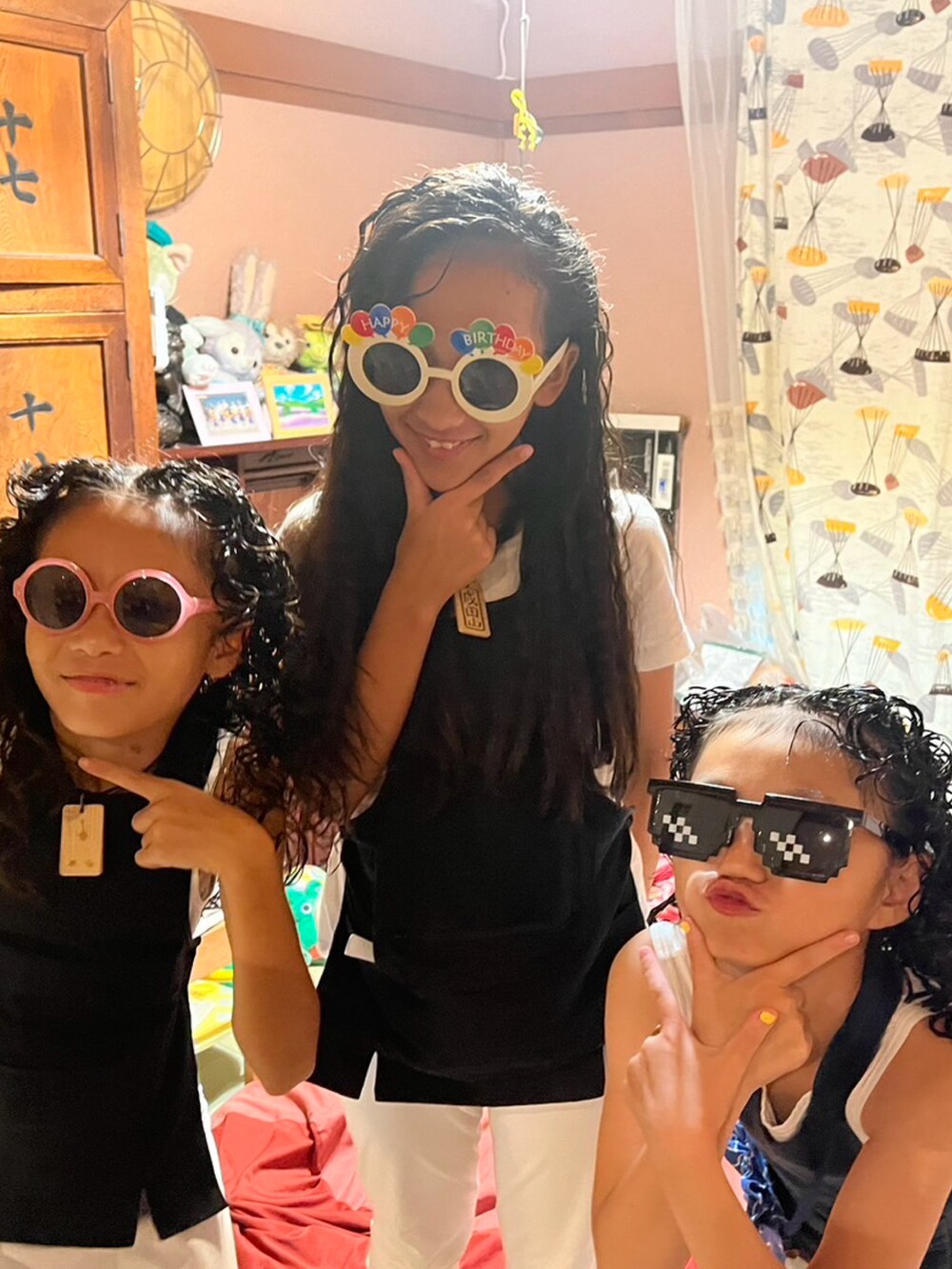 ホワイト系のスウェットパンツ、ブラック系のタンクトップ、ブラック系のTシャツ/カットソーを着用したキッズの秋コーディネートの3枚目の写真