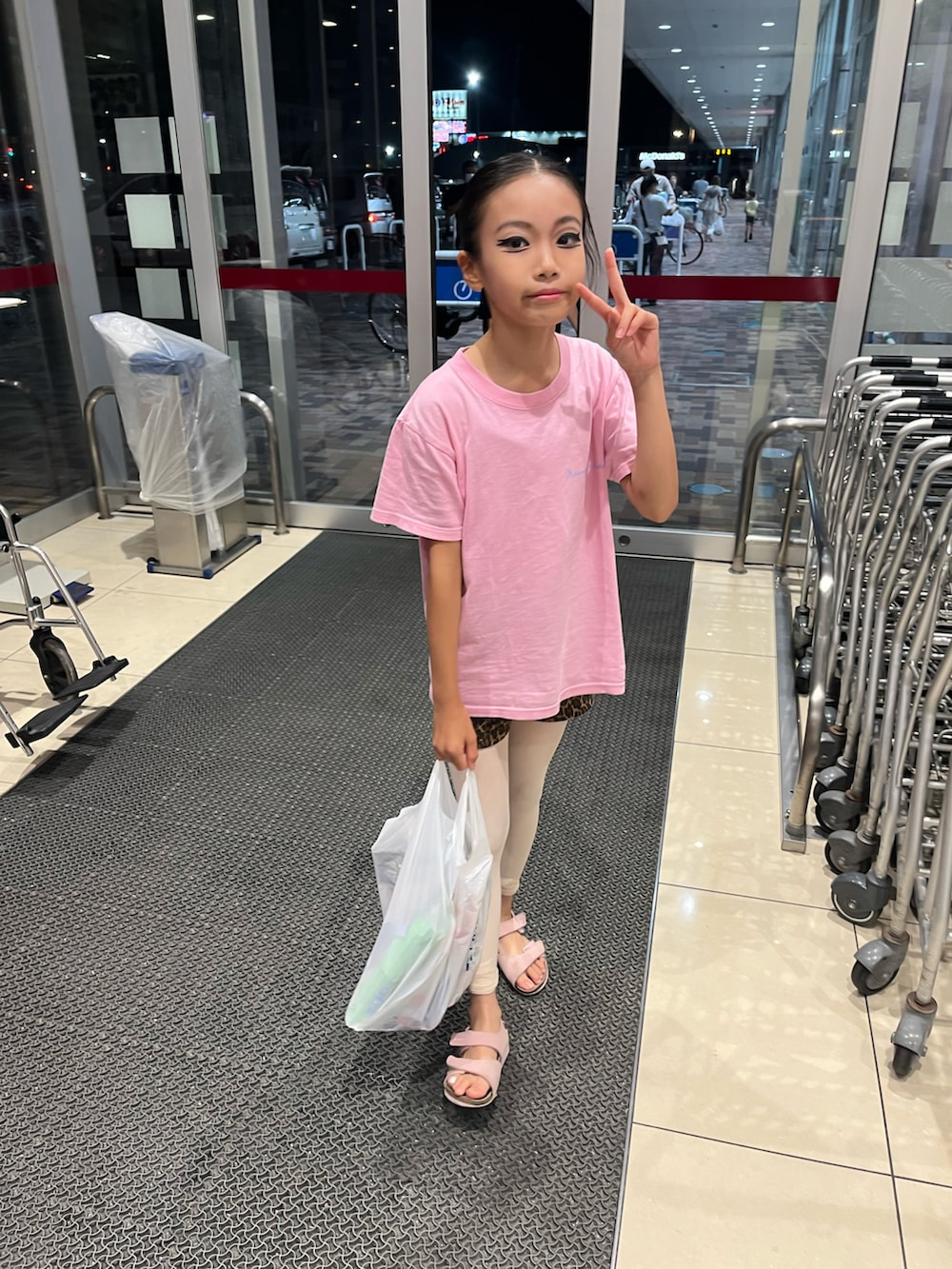 ピンク系のサンダル、ブラウン系のスウェットパンツ、ブラウン系のTシャツ/カットソーを着用したキッズの夏コーディネートの2枚目の写真