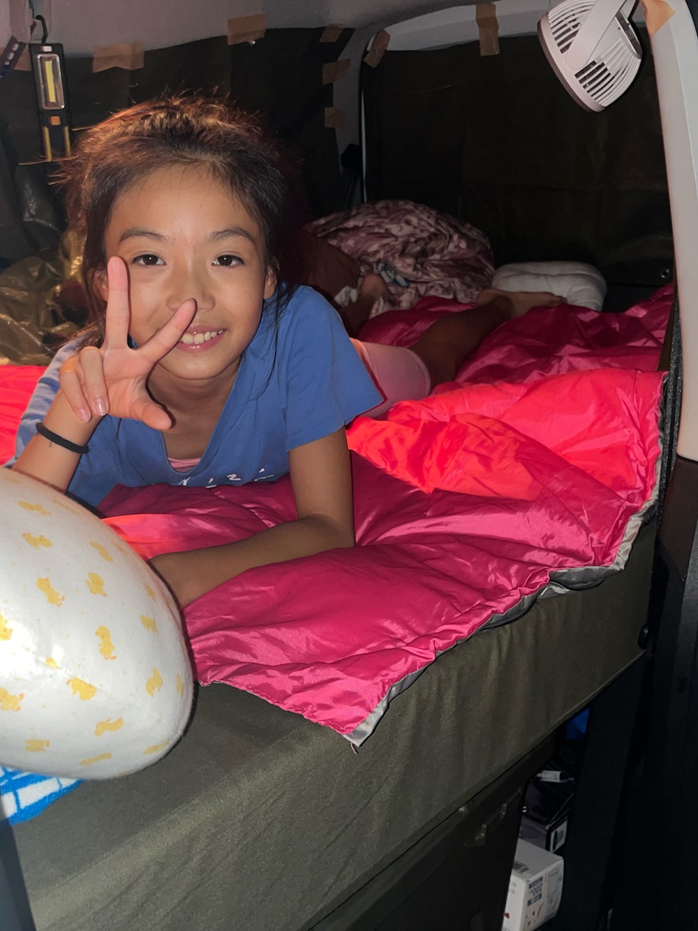 ピンク系のサンダル、ピンク系のデニムパンツ、ブラック系のキャミソールを着用したキッズの夏コーディネートの4枚目の写真