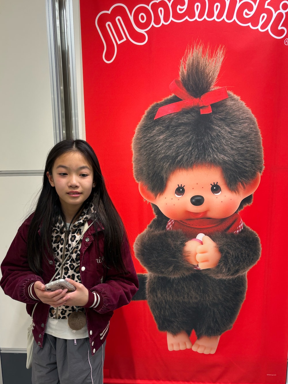 ブラウン系のジャケット/アウター、ブラウン系のパーカー、グレー系のパンツを着用したキッズの冬コーディネートの2枚目の写真