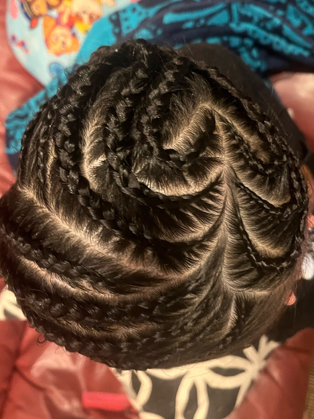 ピンク系のサンダル、ブラウン系のパンツ、ブラック系のTシャツ/カットソーを着用したキッズの秋コーディネートの2枚目の写真