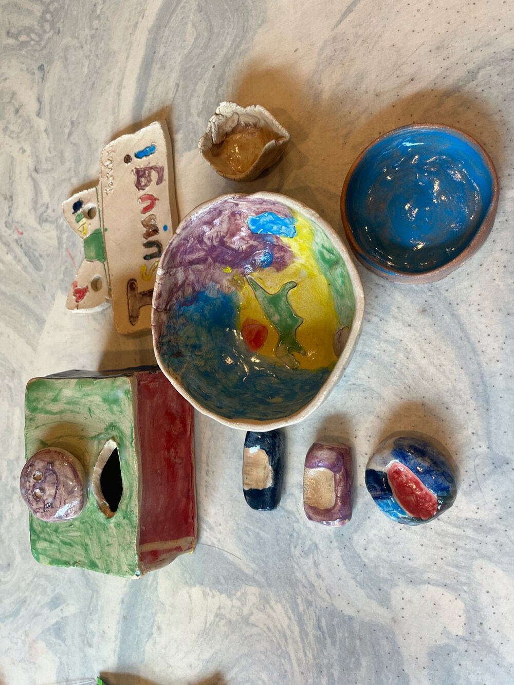 グリーン系のスリッポン、グレー系のトートバッグ、ブルー系のパンツを着用したキッズの夏コーディネートの2枚目の写真