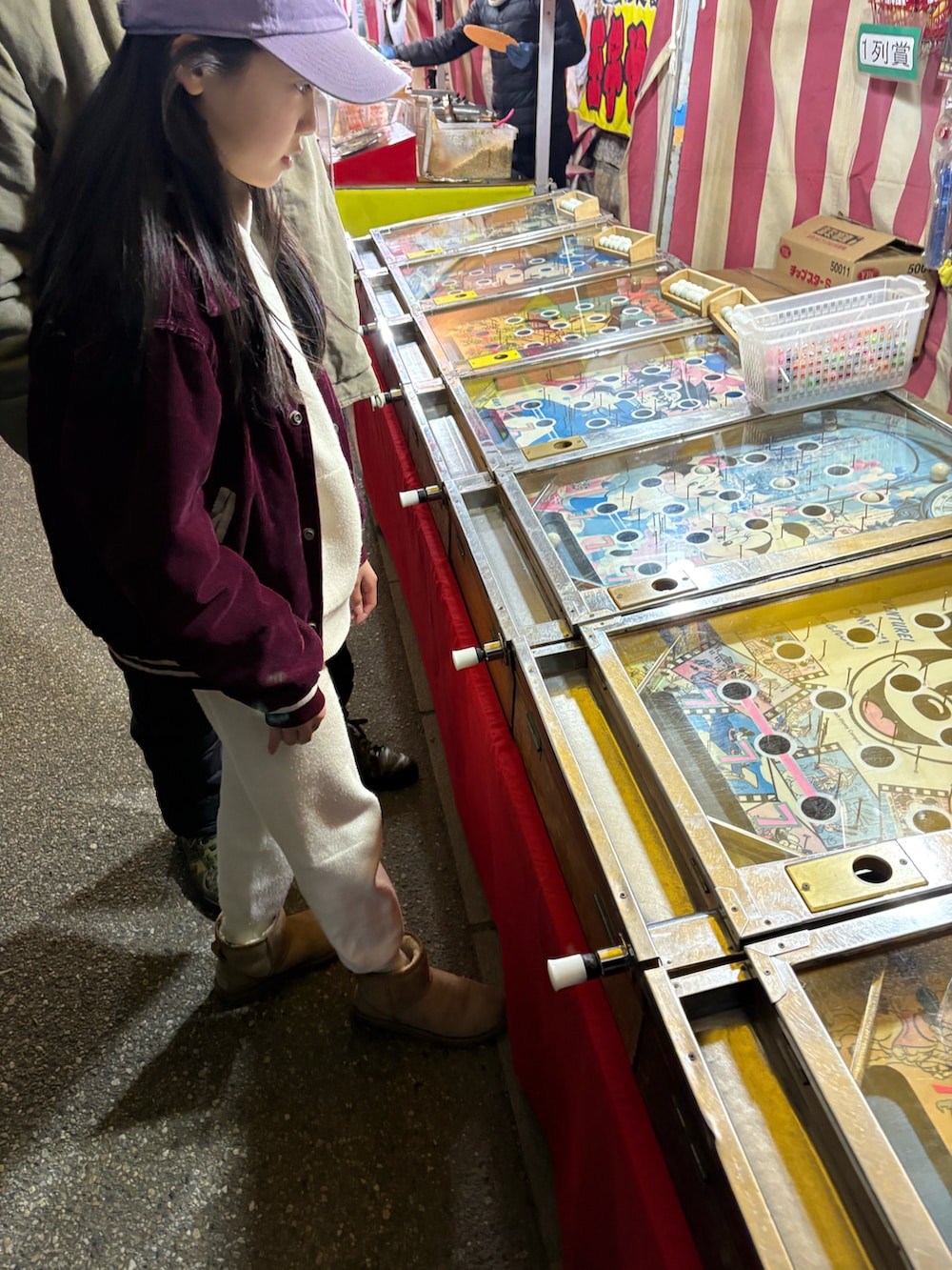 ブラウン系のジャケット/アウター、ホワイト系のニット/セーター、ホワイト系のスウェットパンツを着用したキッズの冬コーディネートの3枚目の写真