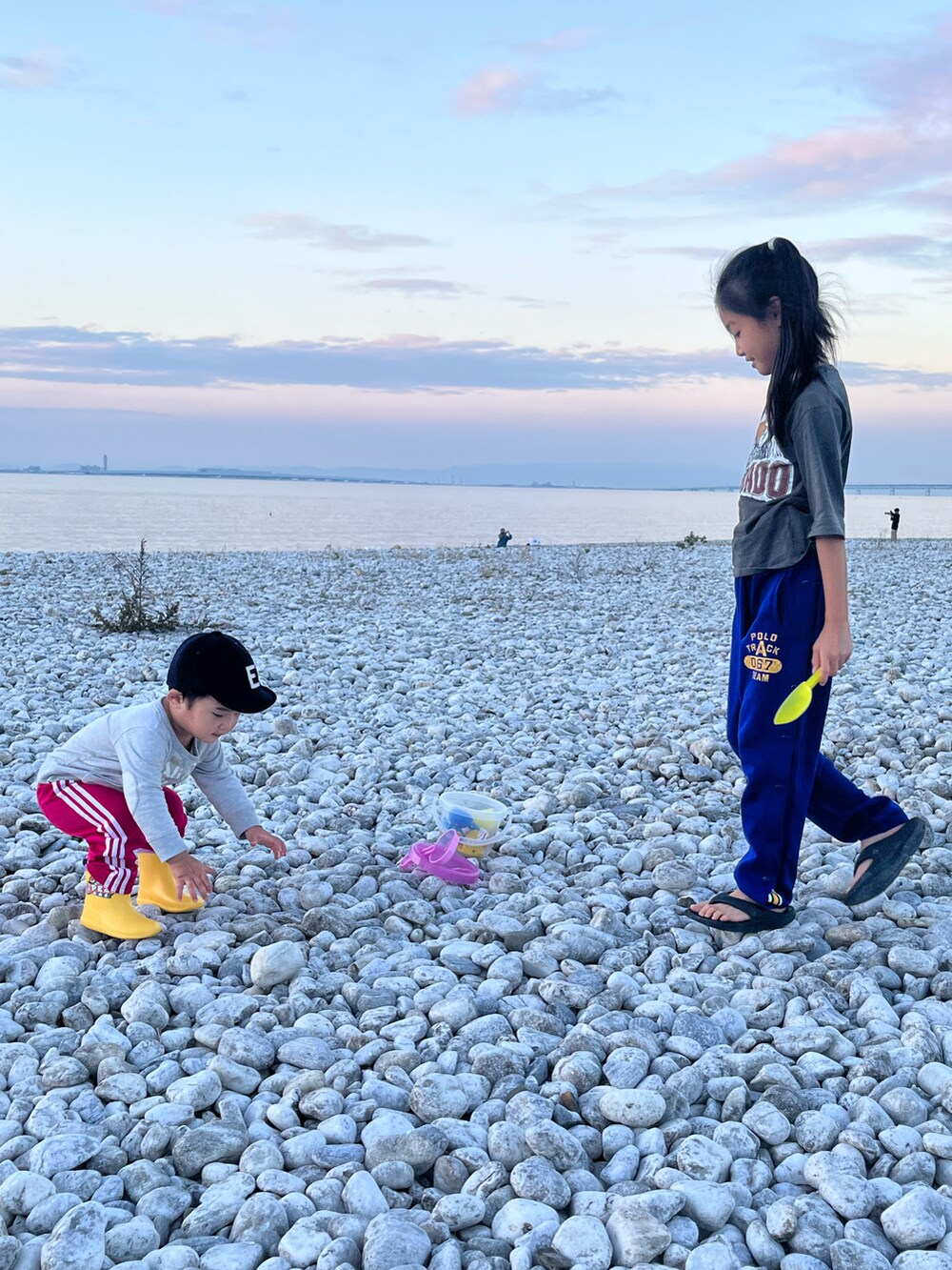 ブルー系のスウェットパンツ、ブラック系のTシャツ/カットソー、ピンク系のサンダルを着用したキッズの秋コーディネートの2枚目の写真