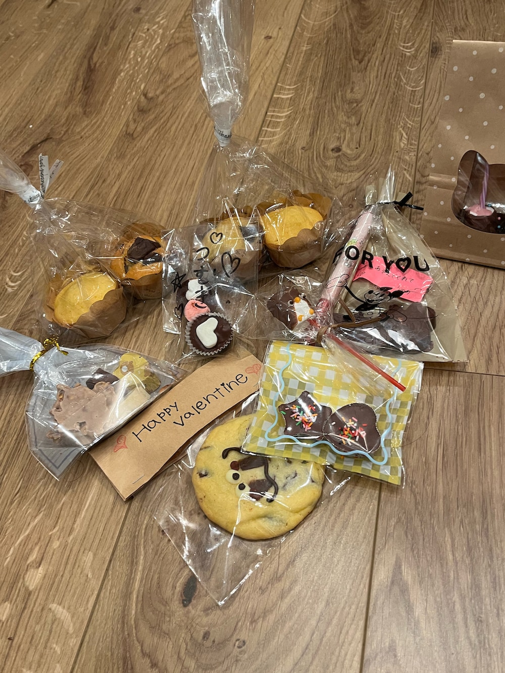 ベージュ系のスニーカー、グレー系のパーカー、ブラック系のベストを着用したキッズの冬コーディネートの3枚目の写真