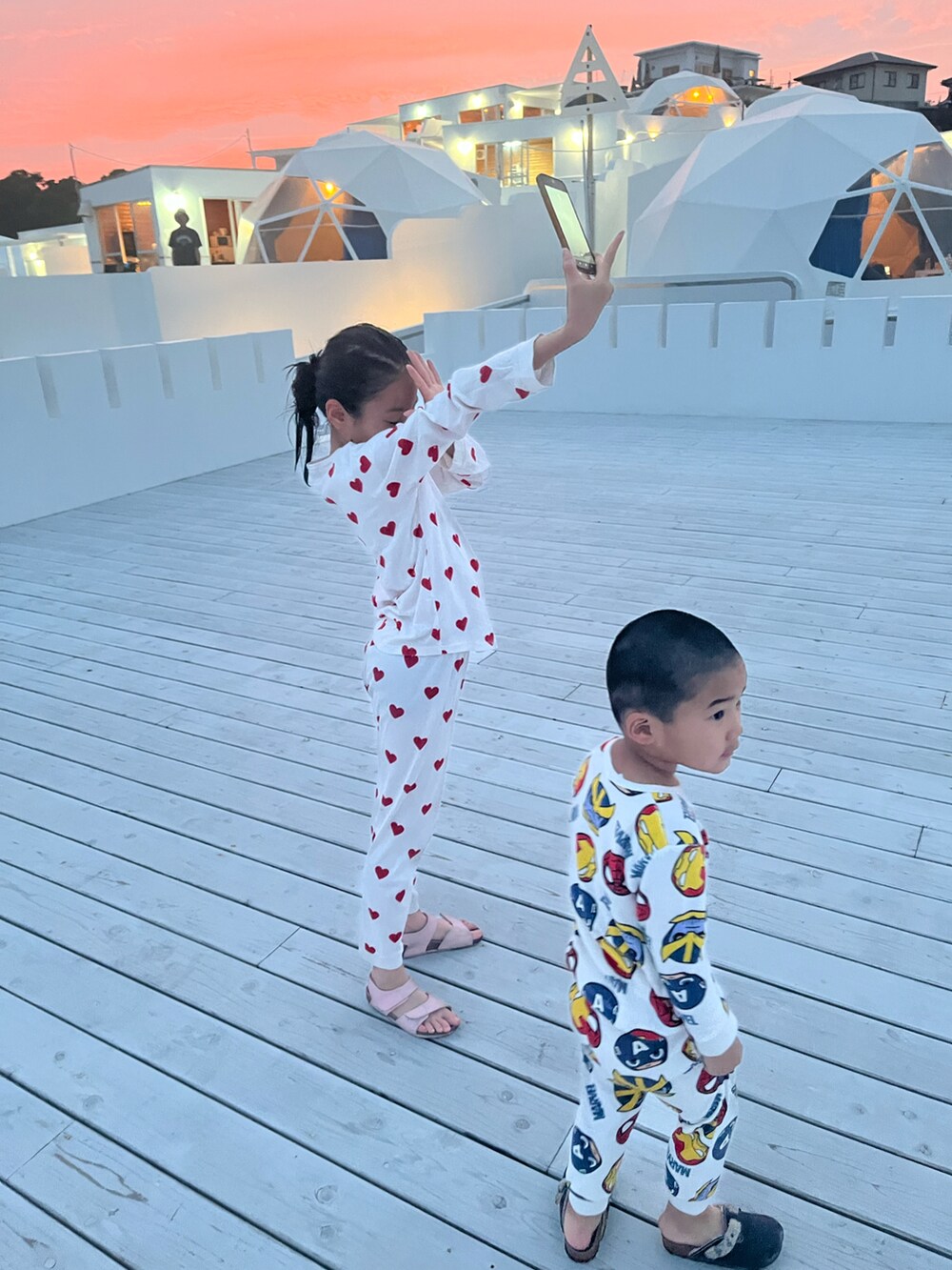 ブラック系のTシャツ/カットソー、ブラック系のパンツ、ピンク系のサンダルを着用したキッズの夏コーディネートの5枚目の写真