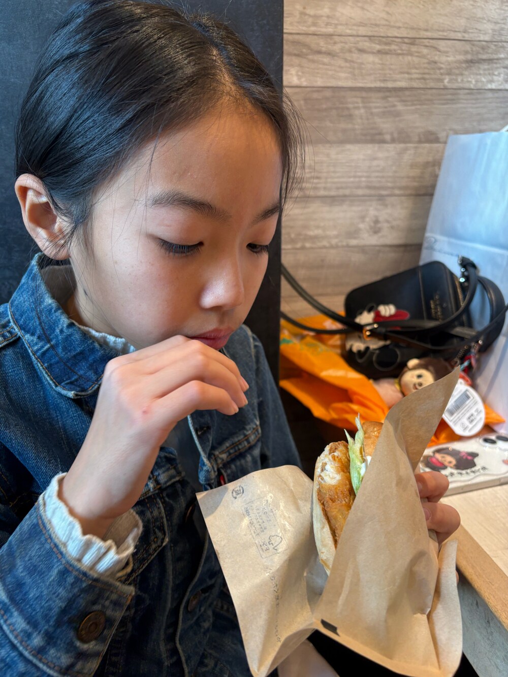 ブラウン系のブーツ、ピンク系のスウェットパンツ、グレー系のベストを着用したキッズの冬コーディネートの2枚目の写真