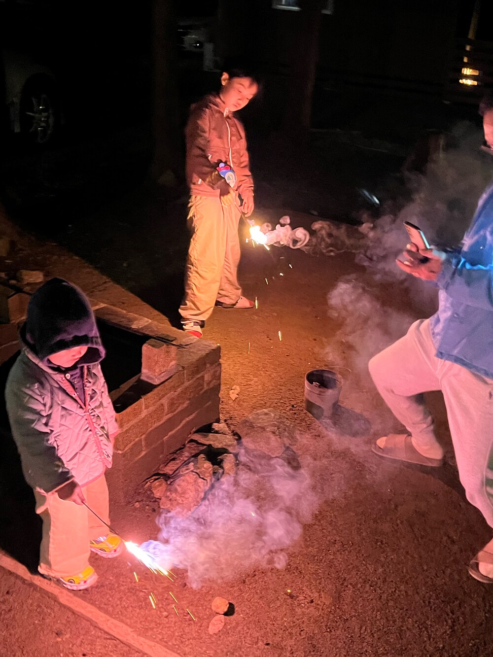 「休日スタイル、キャンプコーデ、サロペット、ナイロンパーカー、サンダル」｜「THE NORTH FACEのTHE NORTH FACE / キッズ フィールド ビブ 24（100～150cm）（サロペット/オーバーオール、ベージュ系）」を使った、miperoさん（キッズ・135cm）の春コーディネートの5枚目の写真