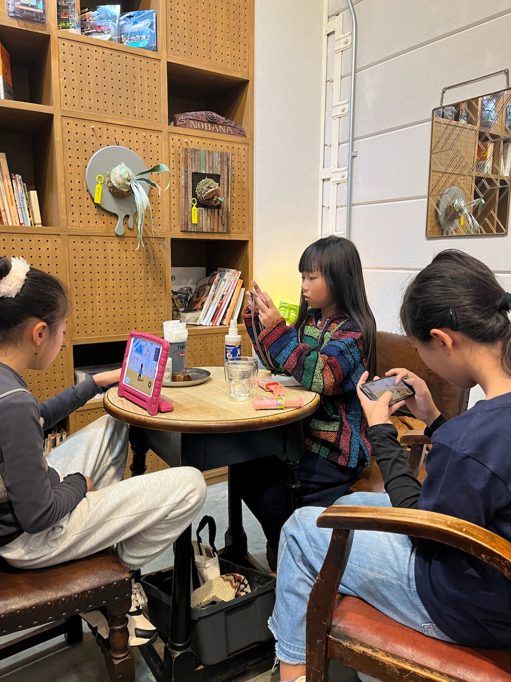 グレー系のスウェットパンツ、グレー系のトップス、ピンク系のナイロンジャケットを着用したキッズの冬コーディネートの3枚目の写真