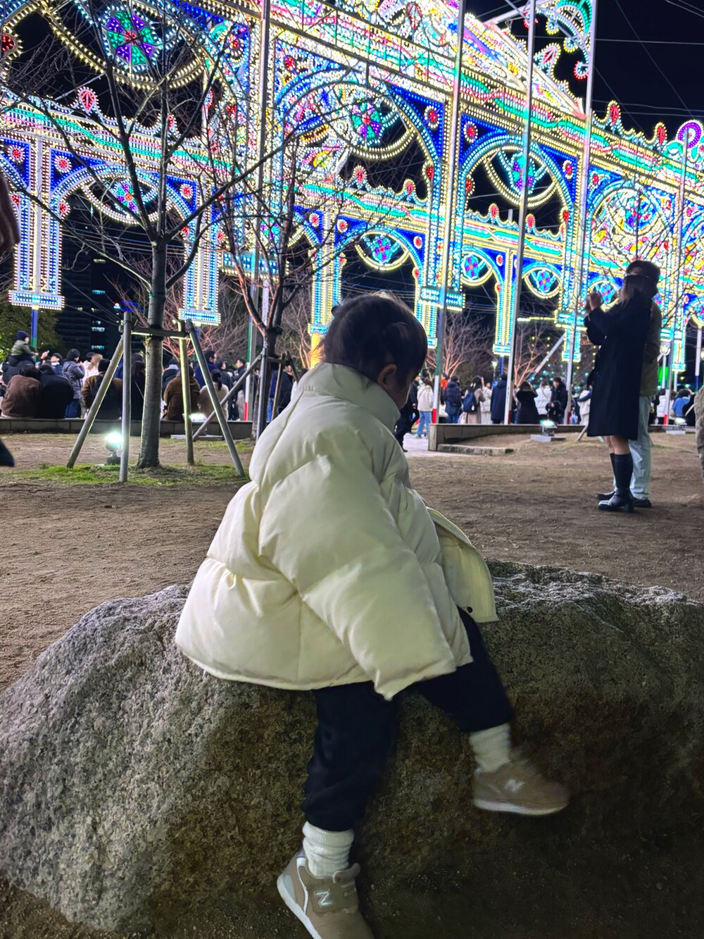 ブルー系のカーディガン/ボレロ、ブラック系のスウェットパンツ、ブラウン系のブーツを着用したキッズの冬コーディネートの3枚目の写真