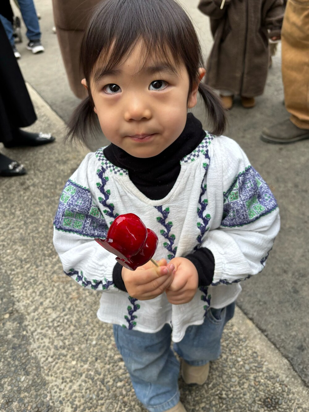 ホワイト系のシャツ/ブラウス、ブルー系のデニムパンツ、ベージュ系のスニーカーを着用したキッズの冬コーディネートの3枚目の写真