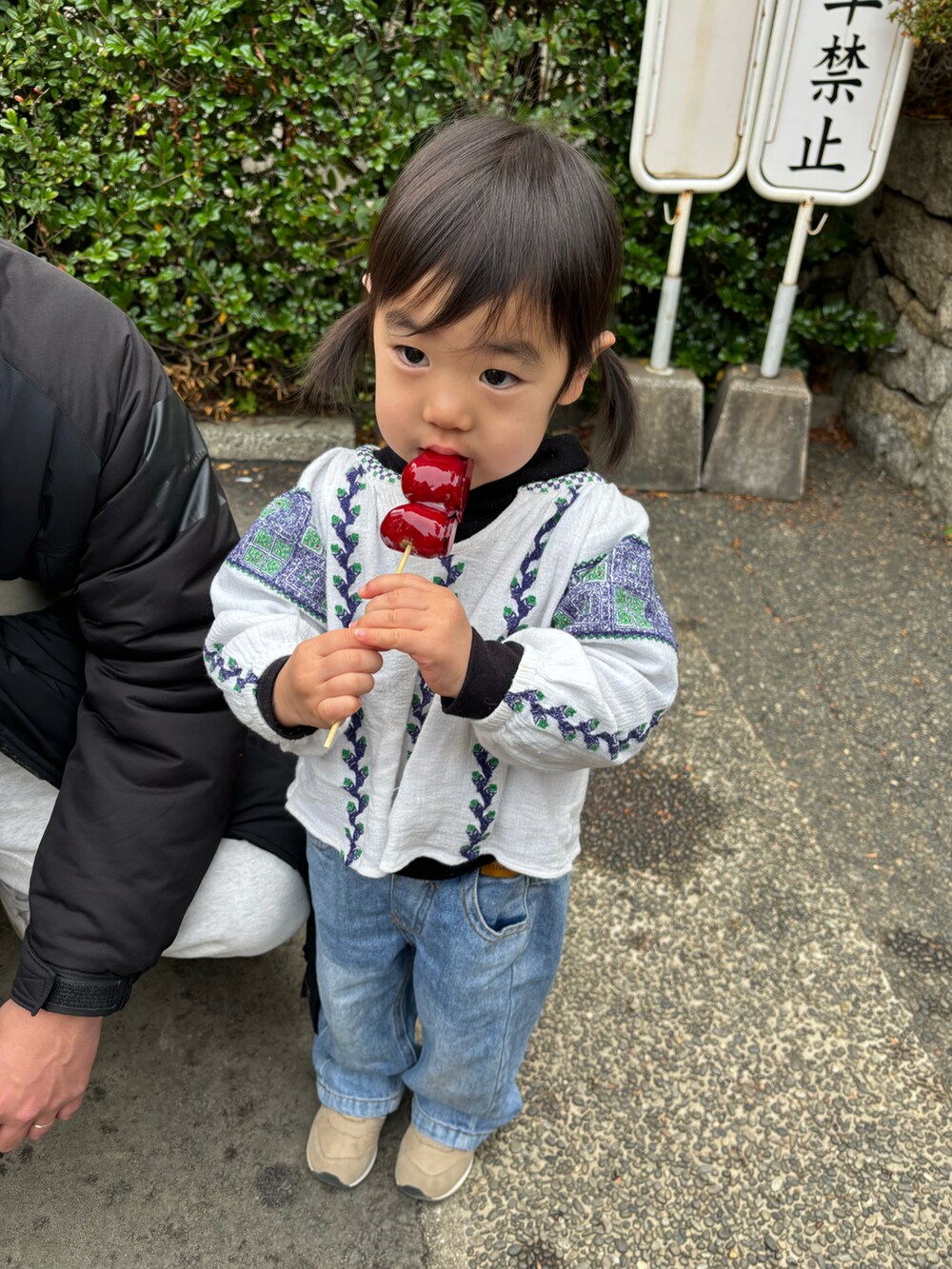 ホワイト系のシャツ/ブラウス、ブルー系のデニムパンツ、ベージュ系のスニーカーを着用したキッズの冬コーディネートの2枚目の写真