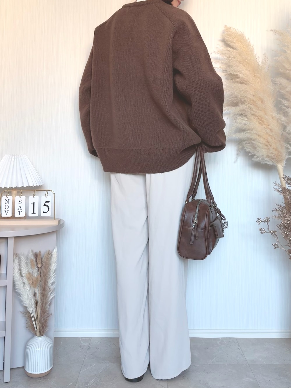 ブラウン系のショルダーバッグを着用したレディースの秋コーディネートの5枚目の写真